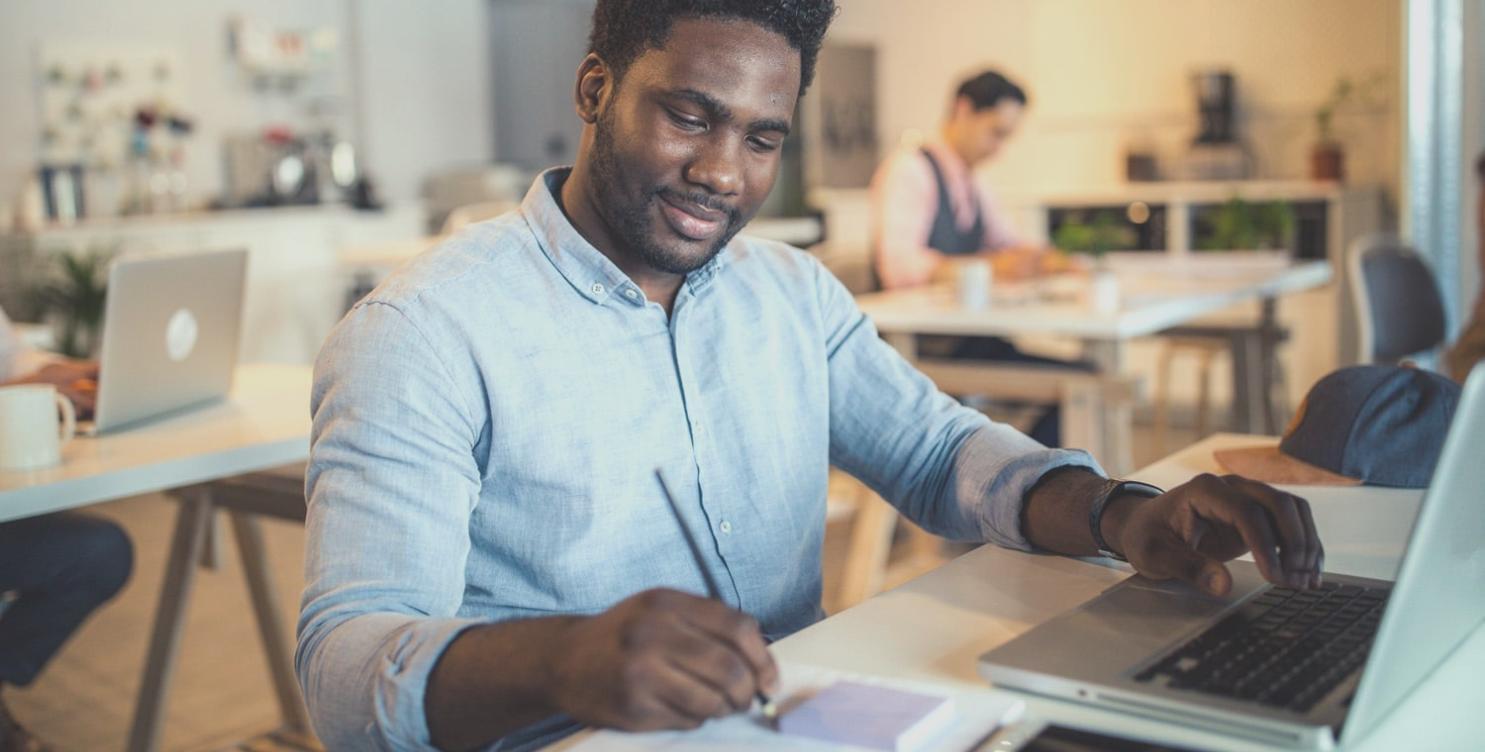 Especialista en auditoría SEO trabajando en análisis de sitios web